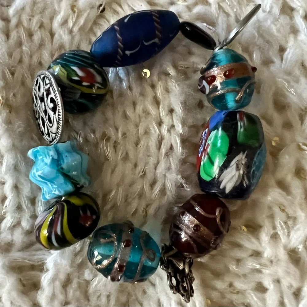 Vibrant GLASS BEAD Artisan Multicolor STRETCH BRACELET w Silvertone Metal Charms - Picture 9 of 9